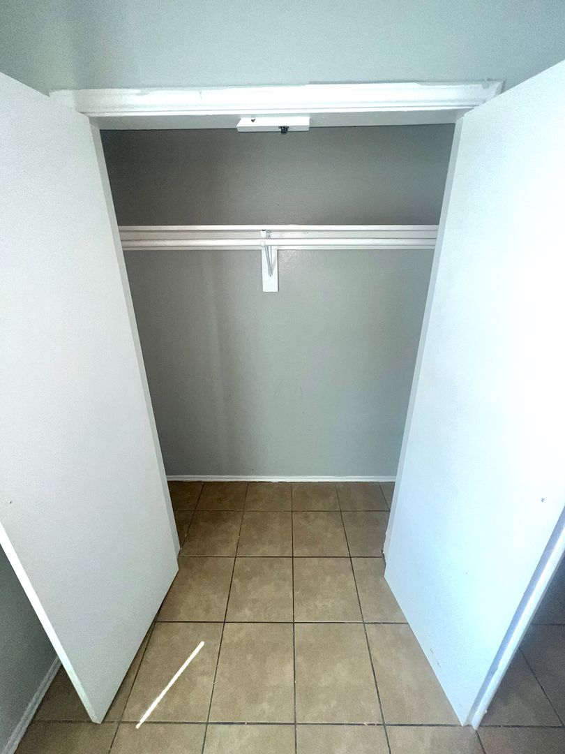 Alamo Apartment: 311 E Crockett Ave