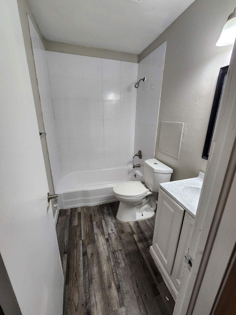 Carrollton Apartment: 1809 Cox St