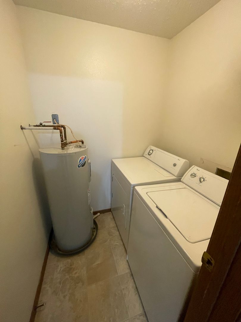 Grand Forks Apartment: 1073 S Landeco Ln