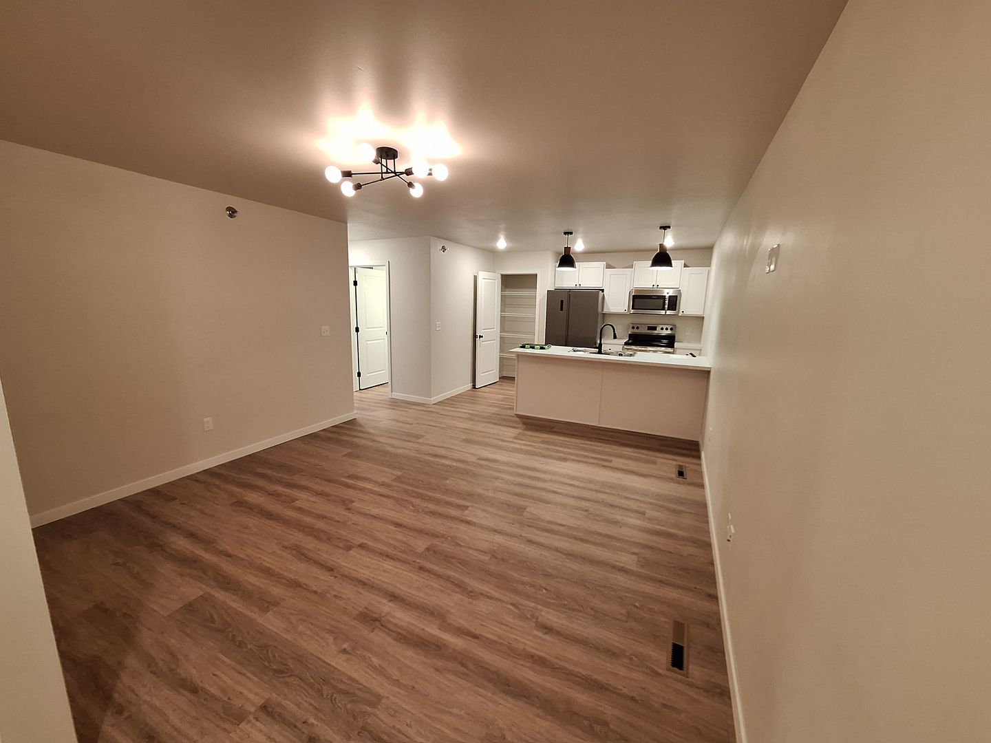 Grand Forks Apartment: 826, 834, 842, 850, 1002, 1008, 1024 Thames Ct