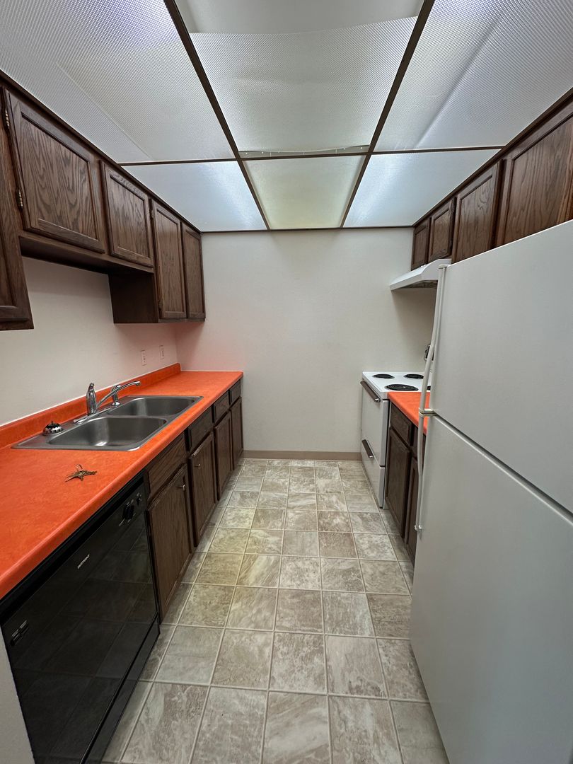 Fargo Apartment: 1502 E Gateway Cir S