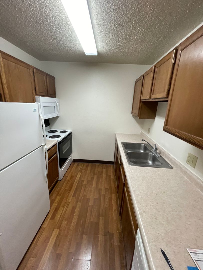 West Fargo Apartment: 402, 408 5th Ave E