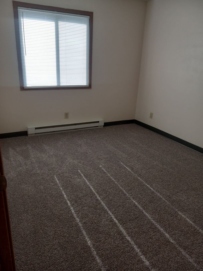 Grand Forks Apartment: 1073 S Landeco Ln