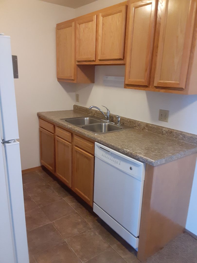 Grand Forks Apartment: 3616 S Landeco Ln