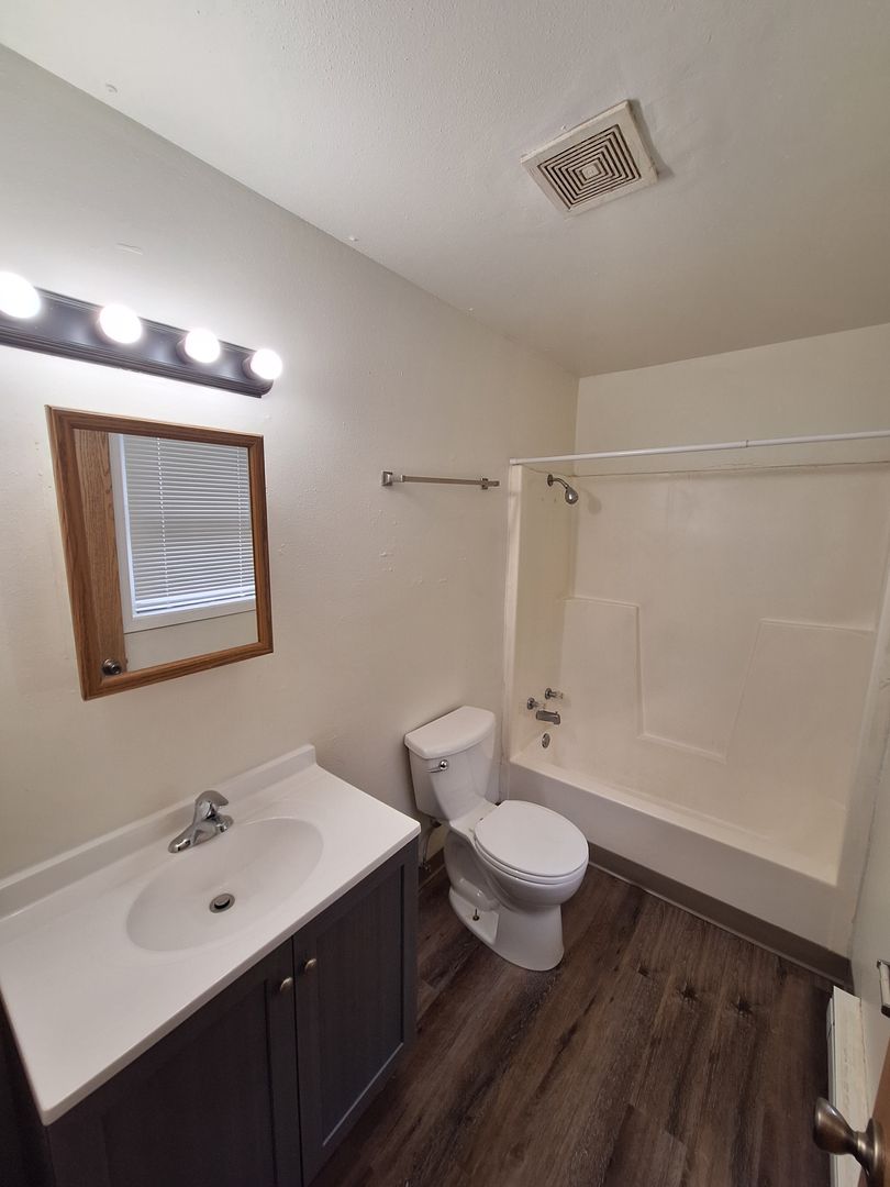 East Grand Forks Apartment: 2002 8th Ave NW