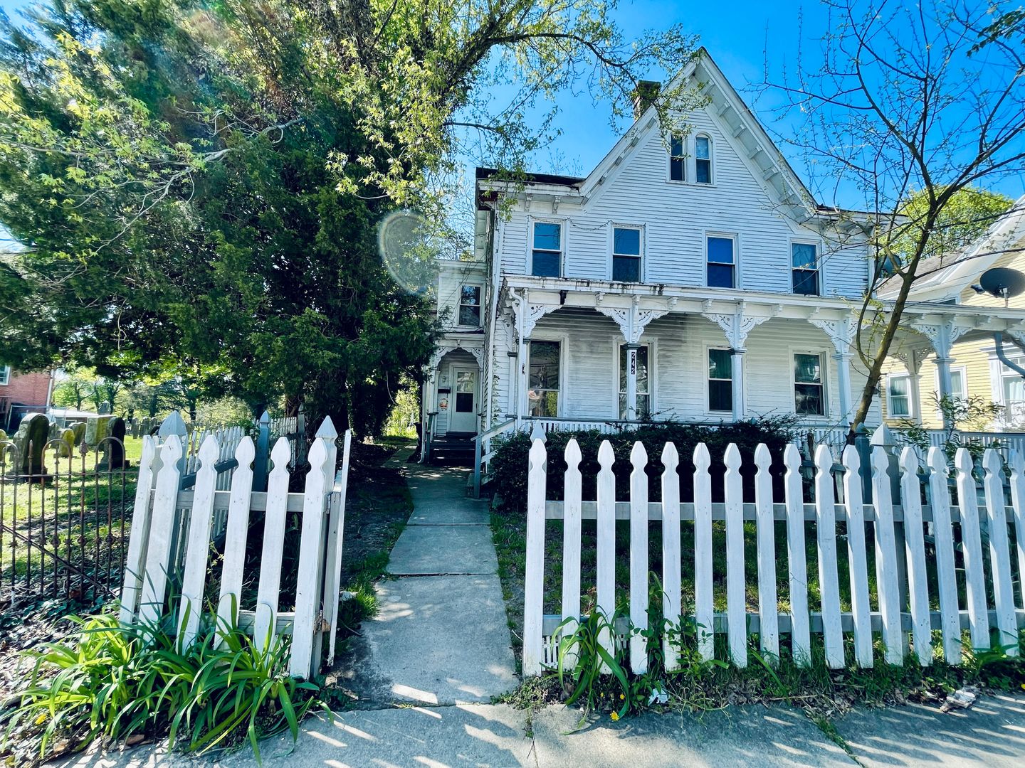 Bridgeton House: 242 E Commerce St