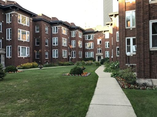 Spacious and Beautiful 2Bed by the Lake and Wrigley! Dining Room, Sun Room and a King Sized Bedroom! – photo 1