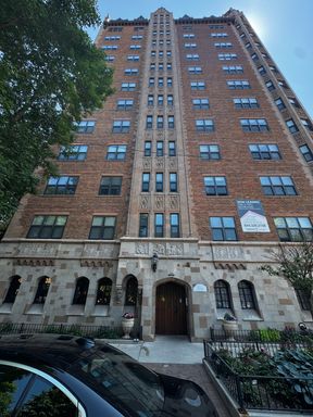 Gorgeous Historic Building Next to Swim Beach! Fitness Room! This is your Opportunity! – photo 1