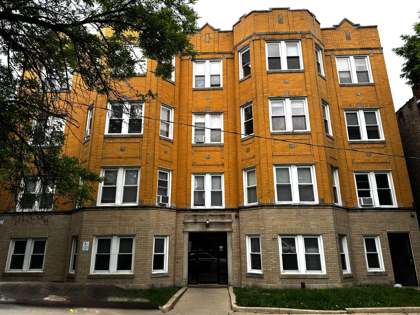 Chicago Apartment: 2200-04 N Avers Ave / 3834-40 W Palmer St