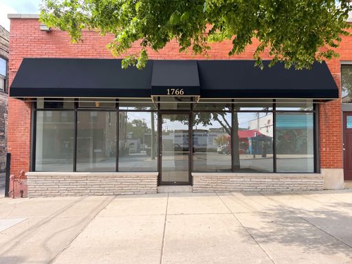 Prime Greenleaf & Clark Street Storefront | Steps from Metra | Quaint area in Rogers Park – photo 1