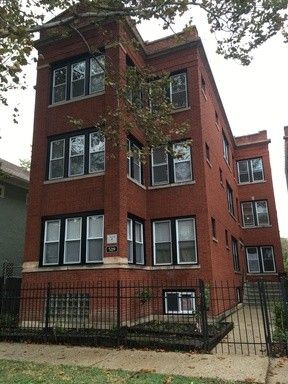 2 Bed / 1 Bath Apt in Albany Park! Separate Dining Room, Sun Room, Vintage Charm, Excellent Condition, Free Heat! – photo 1