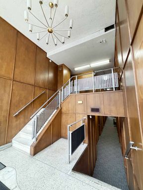 Nice Double Office Space On Lincoln Ave w/Parking! Only Pay Electric. – photo 1
