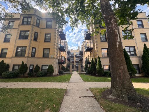 Nice 2 Bed/2 Bath Garden Apartment in West Rogers Park! In-Unit Laundry + Modern Finishes! – photo 1