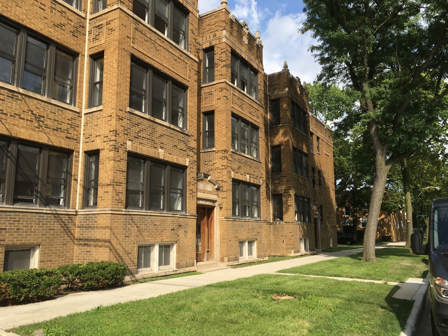 Chicago Apartment: 6700-04 N Artesian