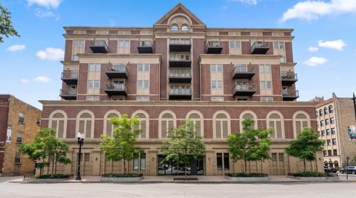 LUXURY HIGH-RISE LIVING IN ROGERS PARK | FULL AMENITY BUILDING! Fitness Center • Rooftop Deck • Elevator • Parking Available – photo 1