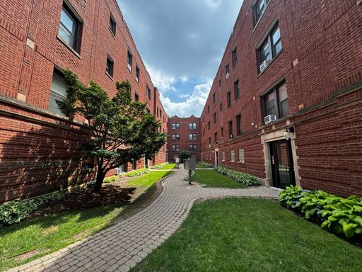 Nice 2 Bed w/Dining Room and Newer Kitchen and Bath at Roger's Glenwood District – photo 1