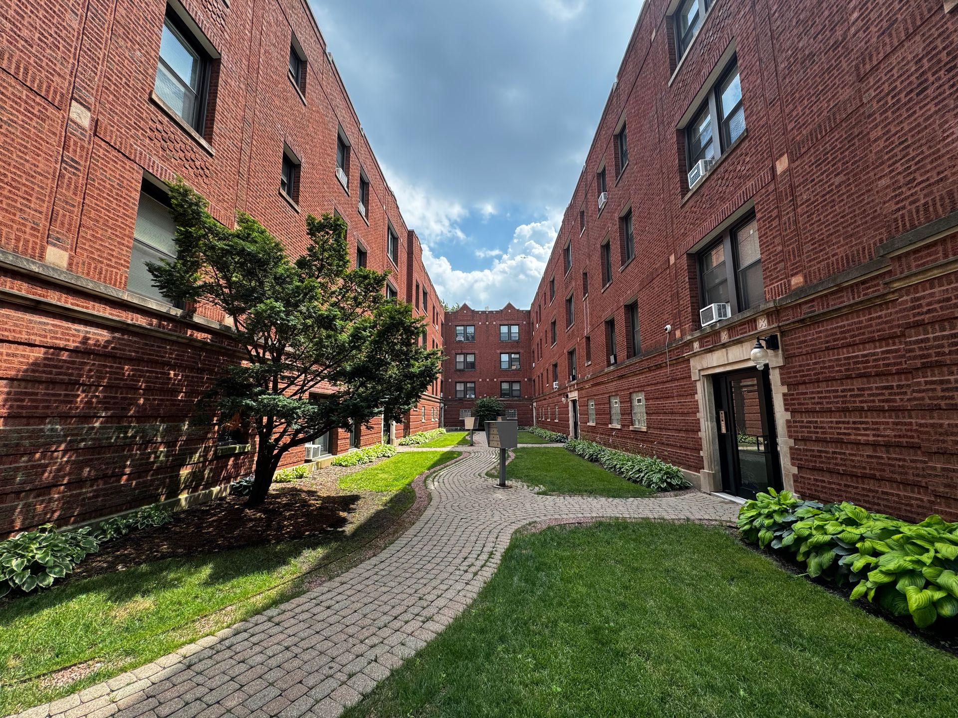 Chicago Apartment: 7021 N Glenwood Ave #3S