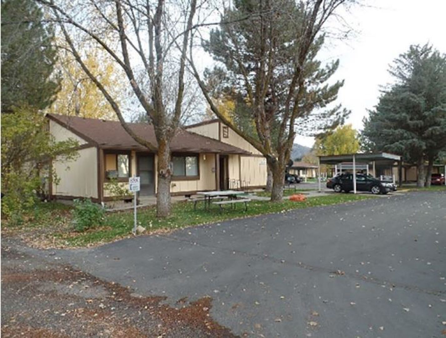 Malad Apartment: 120 E 90 S