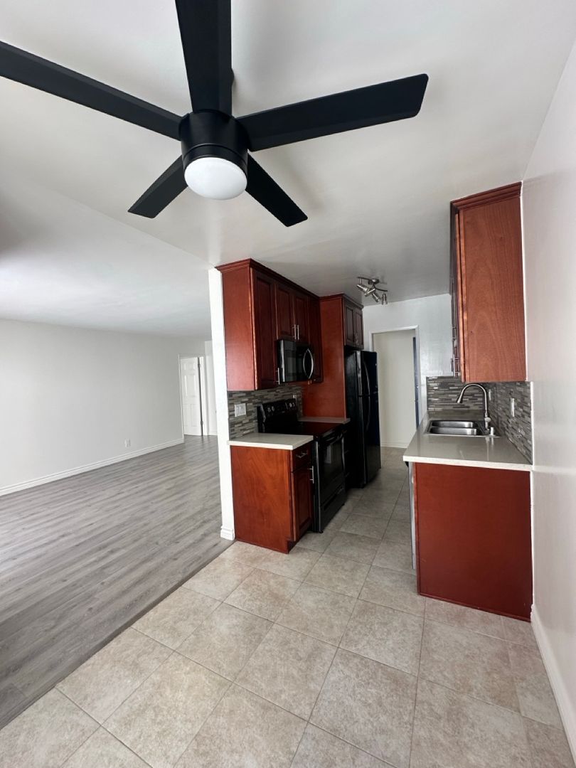 Santa Monica Apartment: 1018 9th St.