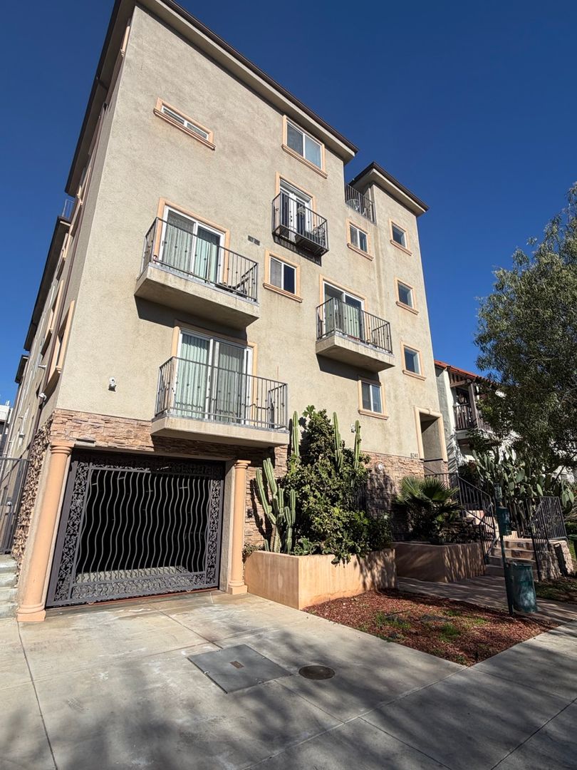 Los Angeles Apartment: 8241 Blackburn Ave.