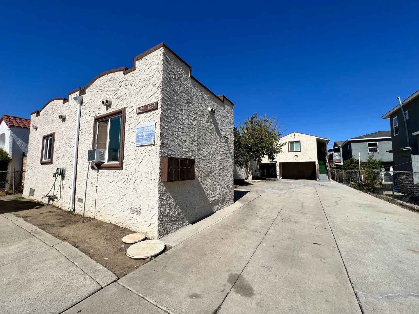 Los Angeles Apartment: 1629-1631 West 81st St.