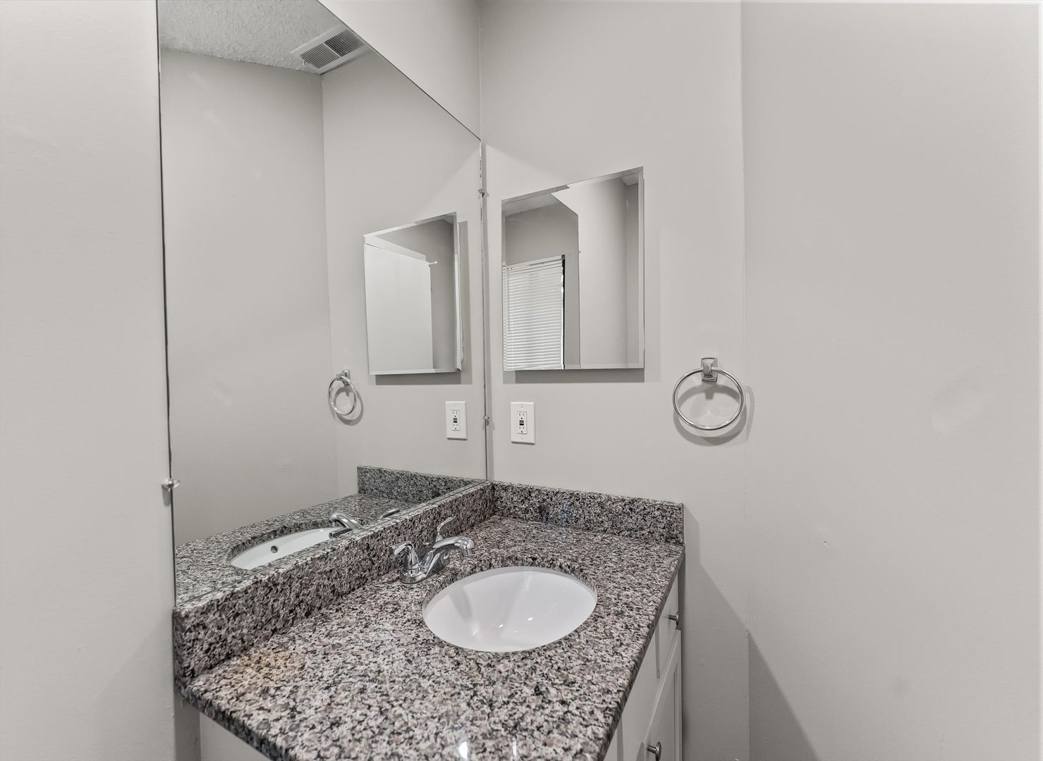 Emerald Apartments 6 of 27