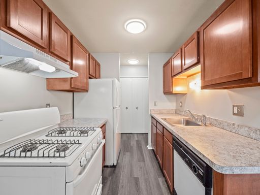 Glenwood Apartments - Spacious Two Bedroom Apartment, In unit Laundry, Balcony – photo 1