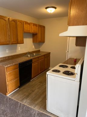 **REDUCED RATE!!** Clean and Quiet 1 Bedroom Davison Apartment