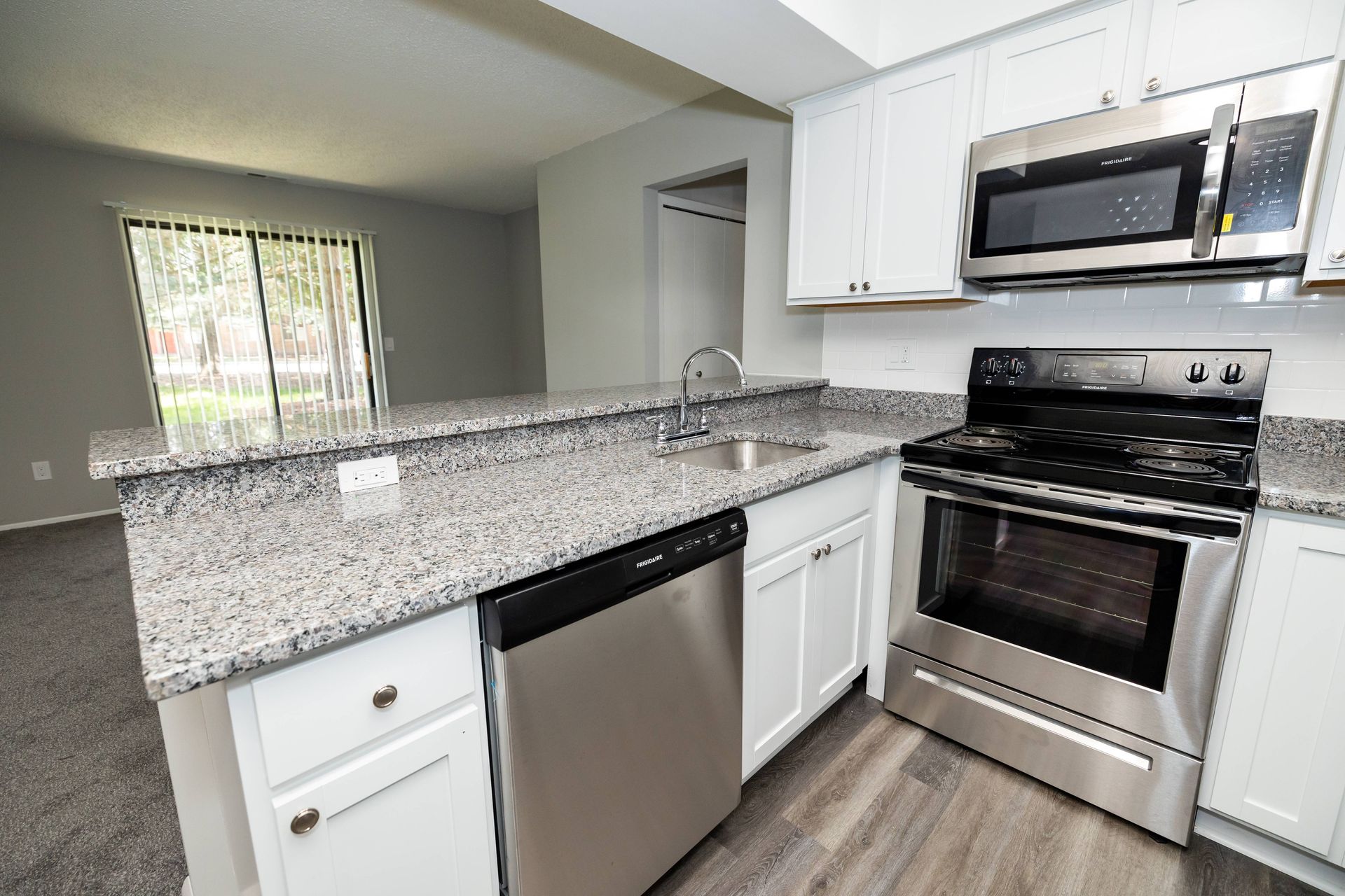 Madison Heights Apartment: 370 E 13 Mile Rd