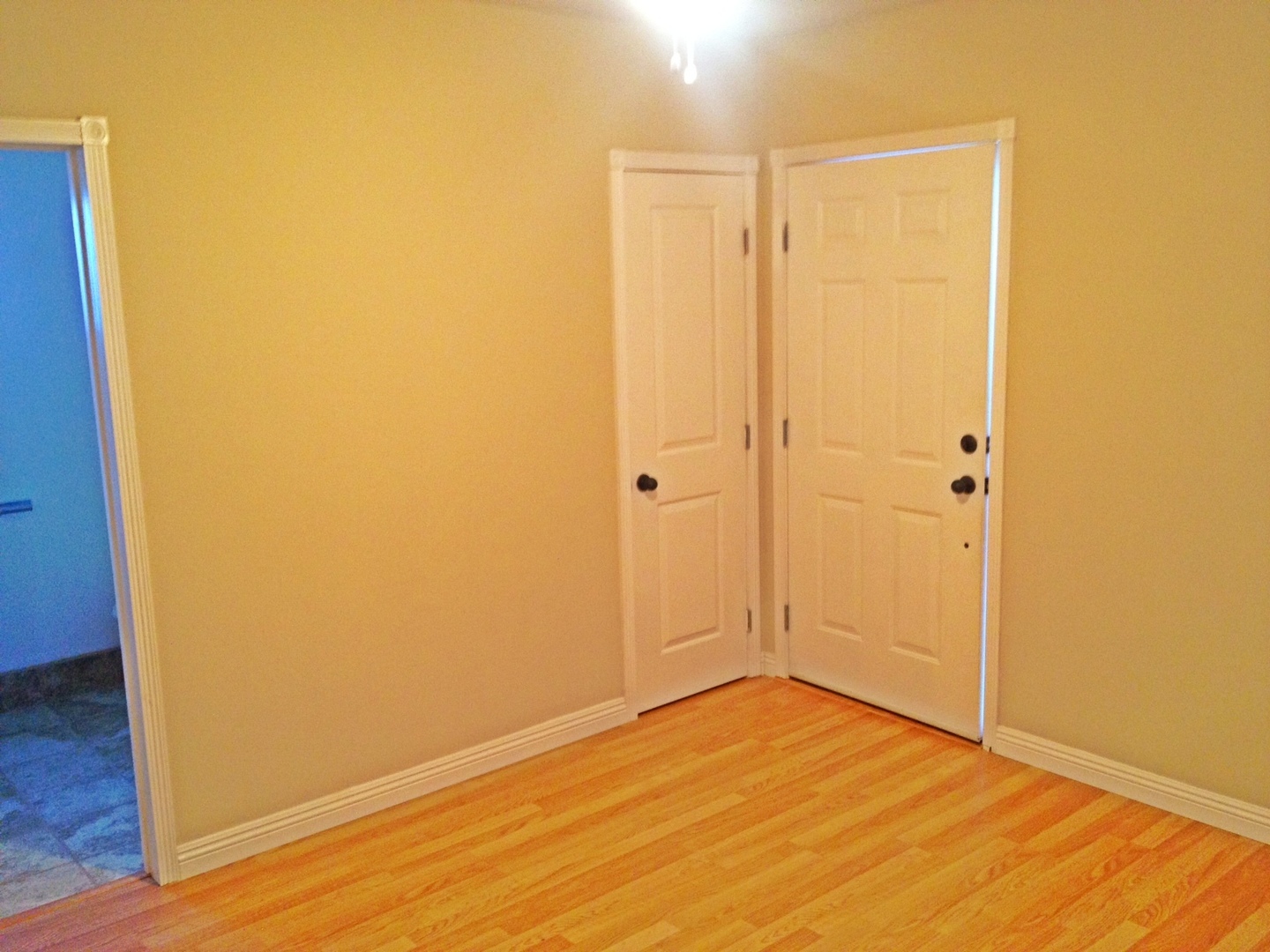 Burbank Apartment: 1911 N Hollywood Way