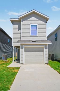Gorgeous Open-Concept Home Near Randolph AFB - Realtor Commission: $500 – photo 1