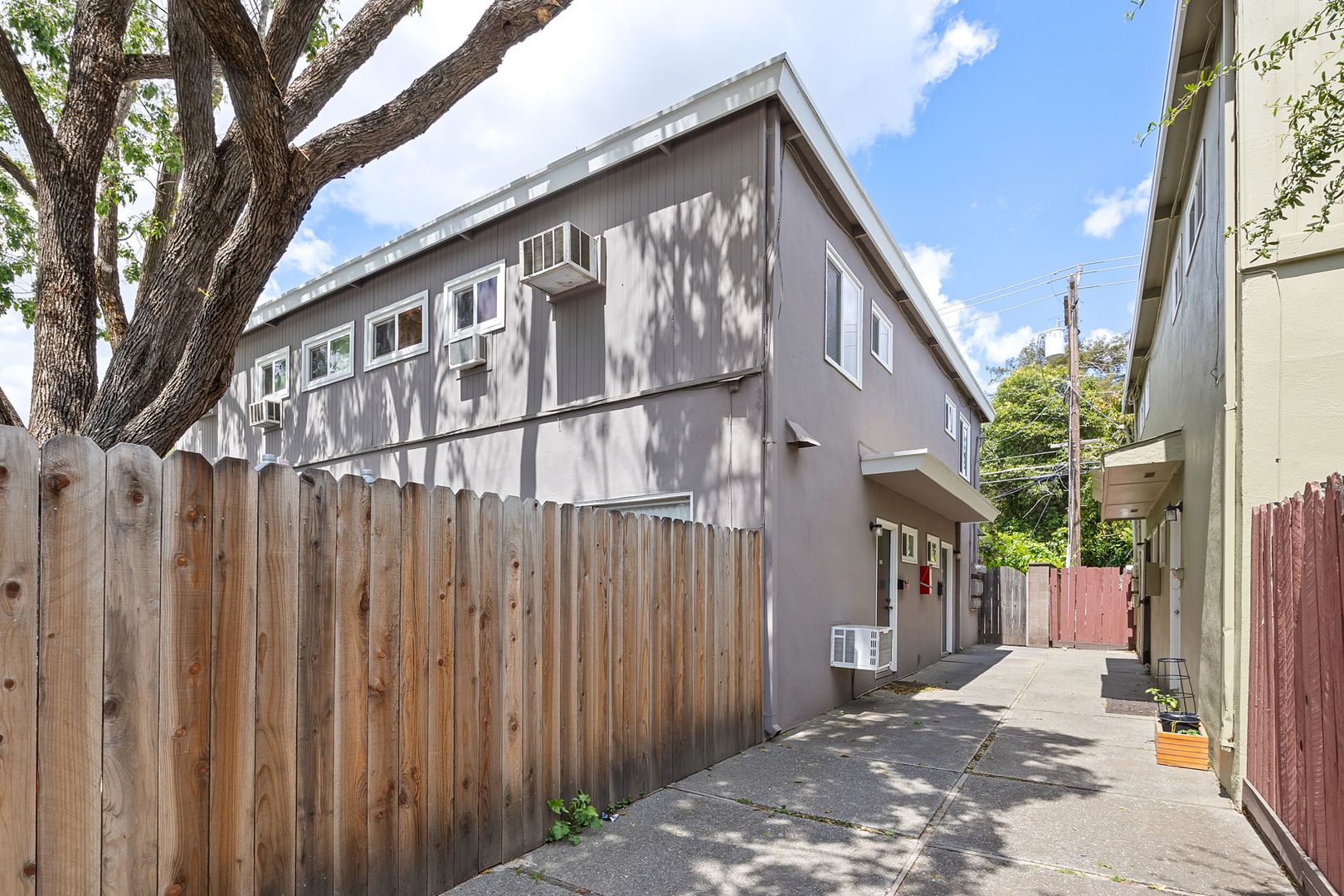 Davis Apartment: 1921-1927 E 8th Street