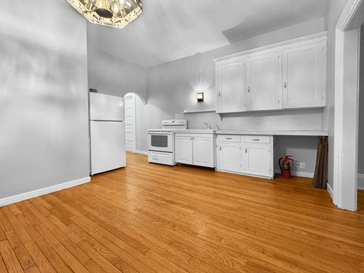 Available now: 1-bedroom, 1-bathroom at 331 Crescent St. NE #1 – photo 1