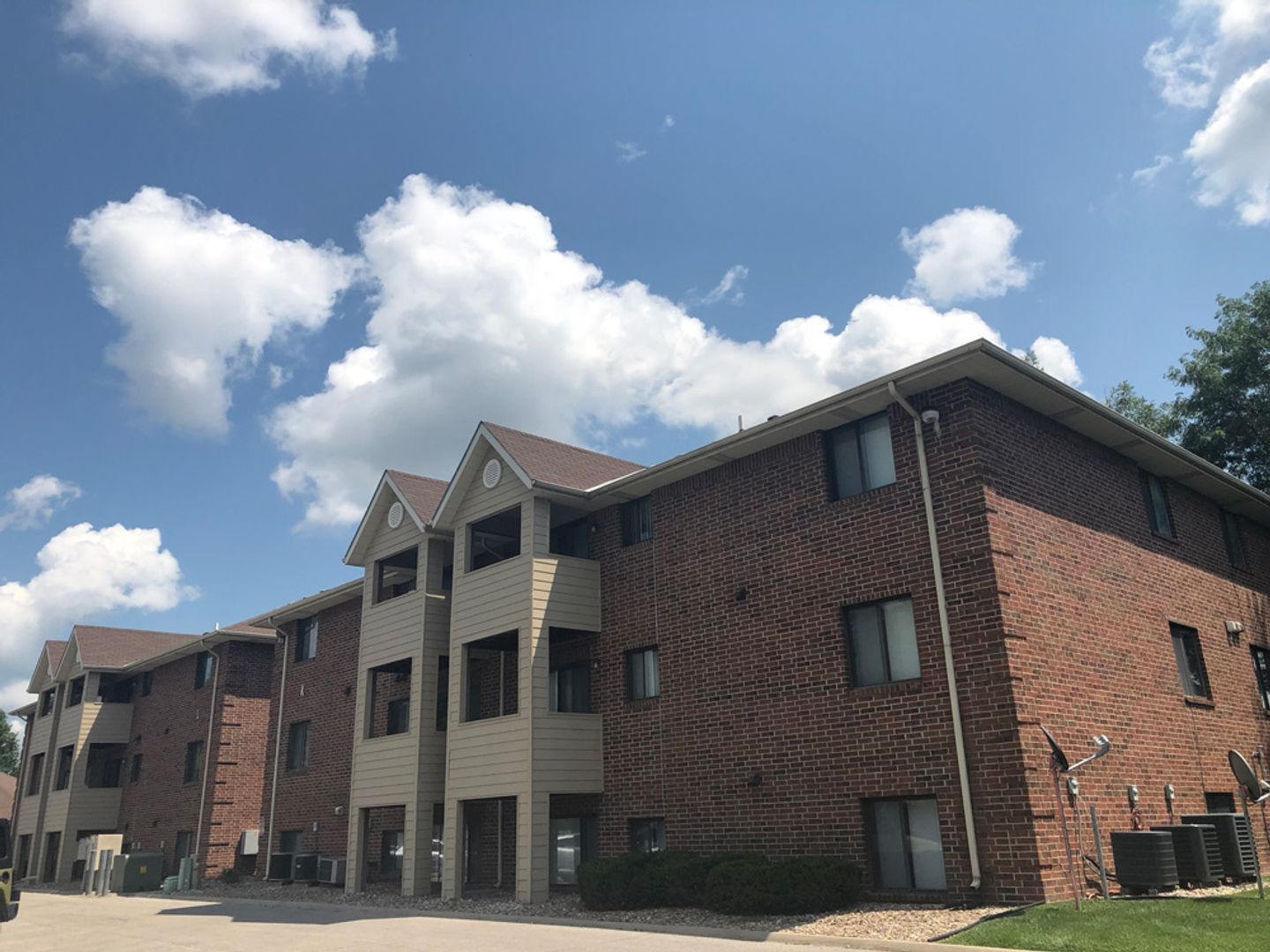 Lincoln Apartment: 4300 Cornhusker Hwy