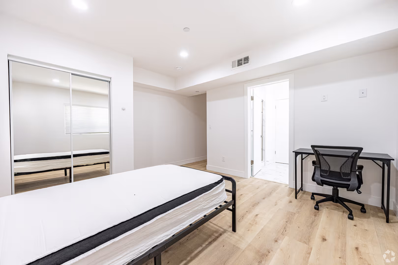 Los Angeles Apartment: 1286 West 35th Place