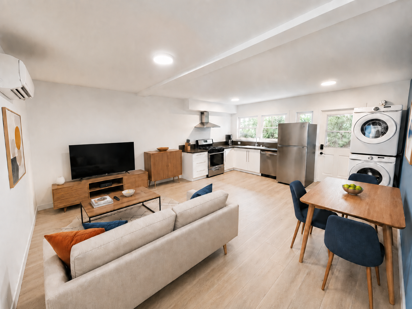 Los Angeles Apartment: 1226 South Manhattan Place