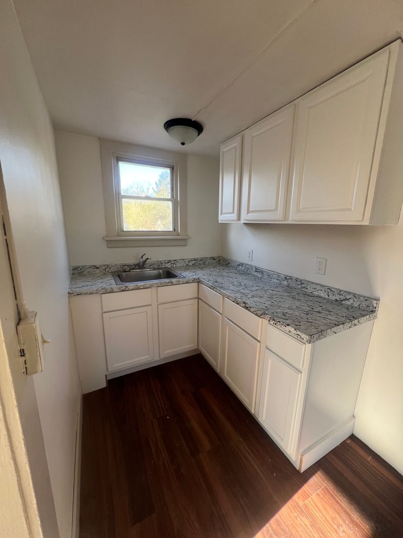 Lansing Apartment: 2417 W Jolly Rd