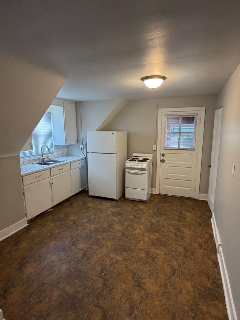 Lansing Apartment: 1913 Stirling Ave