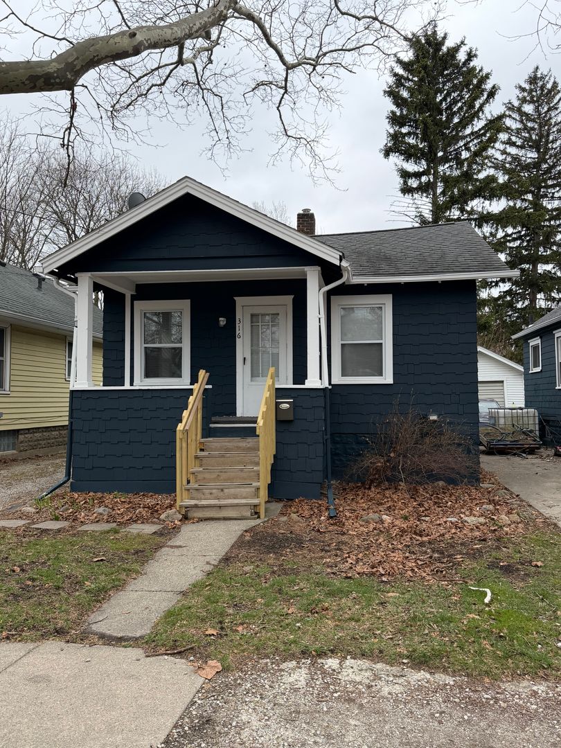 Lansing House: 316 S Foster Ave