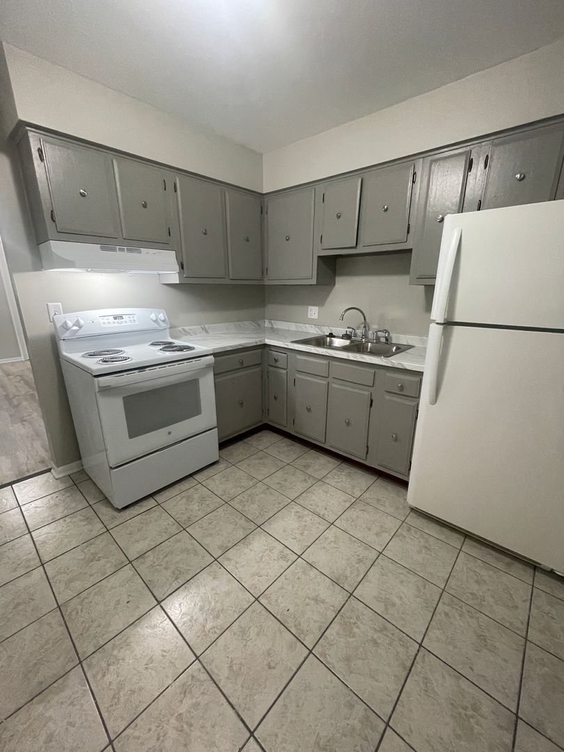 Lansing Apartment: 707 East Mount Hope