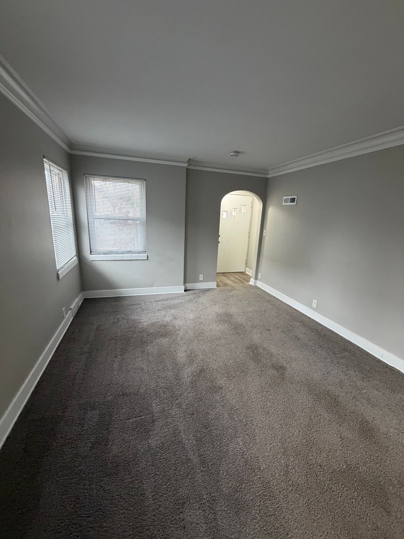 Lansing Apartment: 1913 Stirling Ave