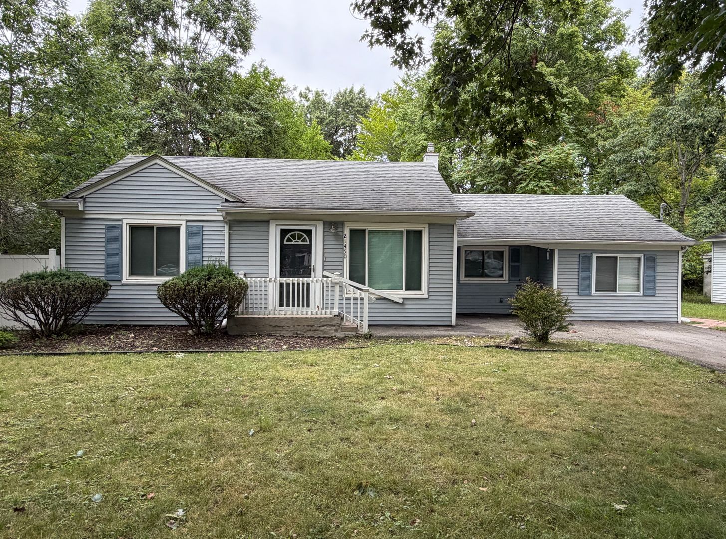 Southfield House: 21450 Frazer Ave