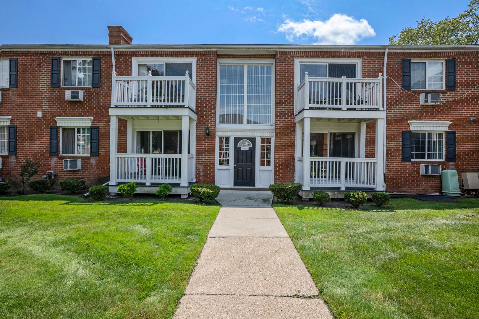 Royal Oak Condo: 2440 Parmenter Blvd #105