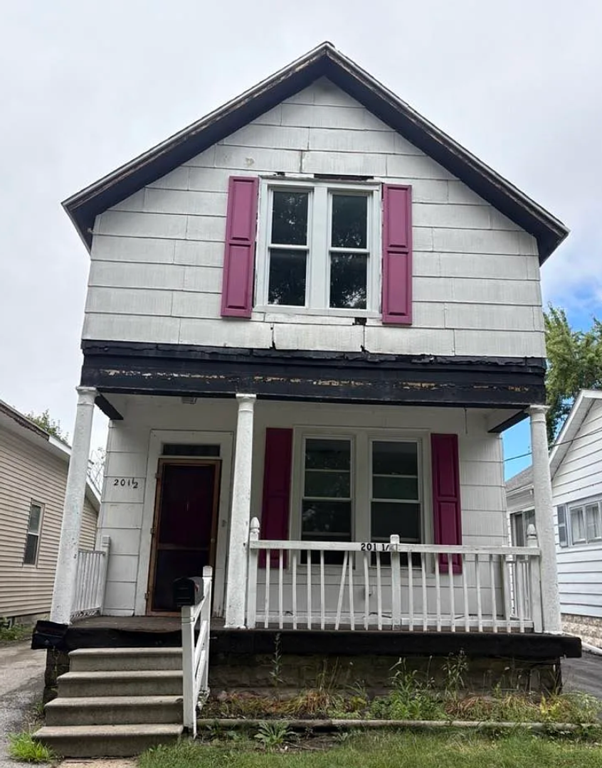 Bay City House: 201.5 N Warner St