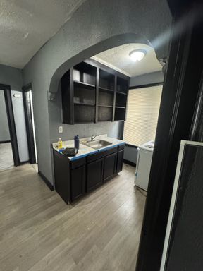 Cozy 1 bedroom apartment on Pelkey – photo 1
