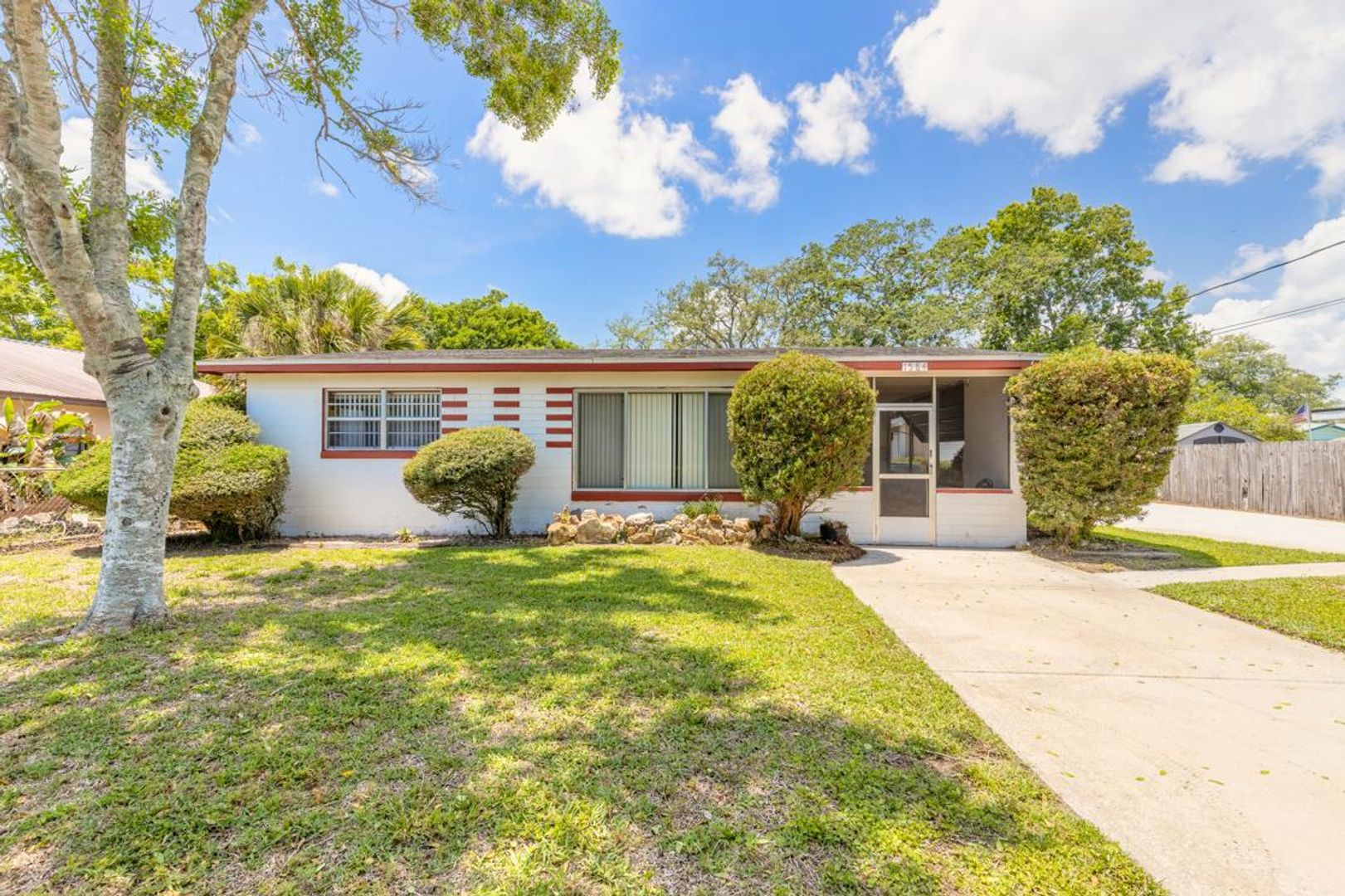 Holly Hill House: 1584 Valencia Ave.
