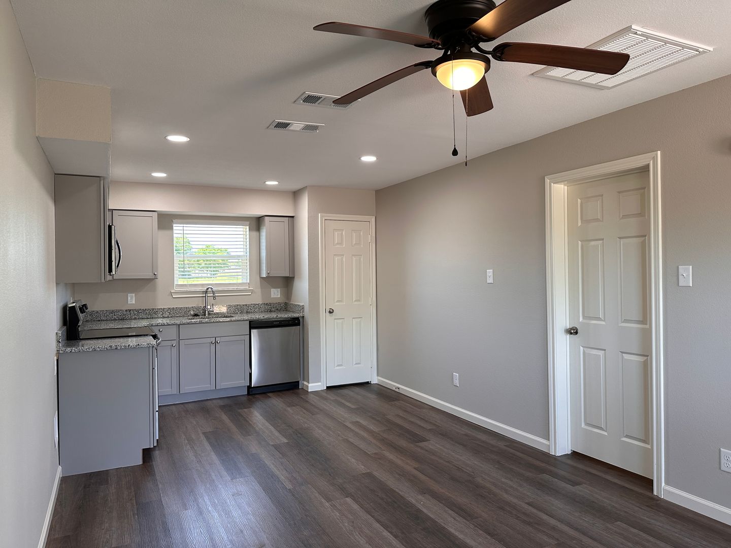 Cumby Apartment: 11015 W. I-30