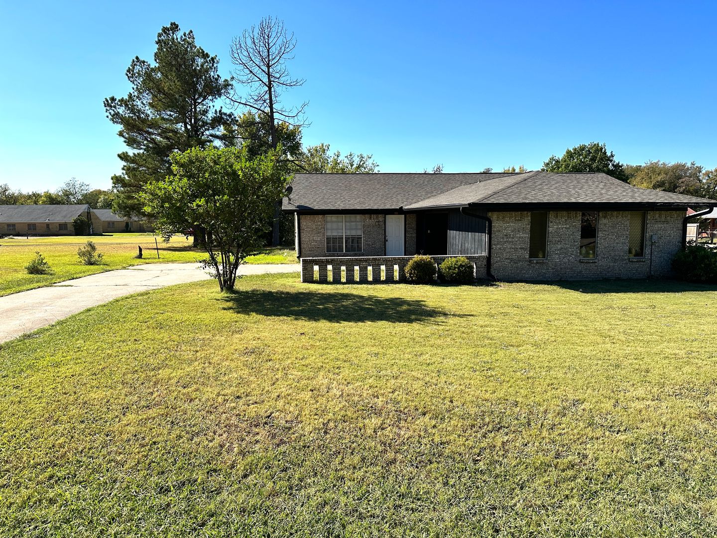 Wolfe City House: 706 Manson St