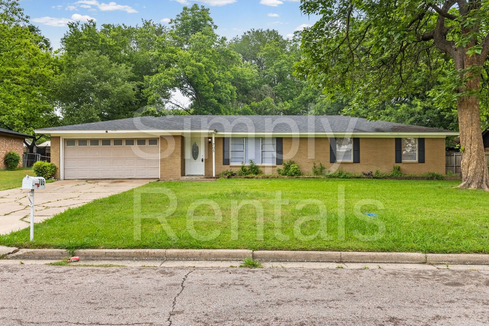 Sulphur Springs House: 705 Plano St