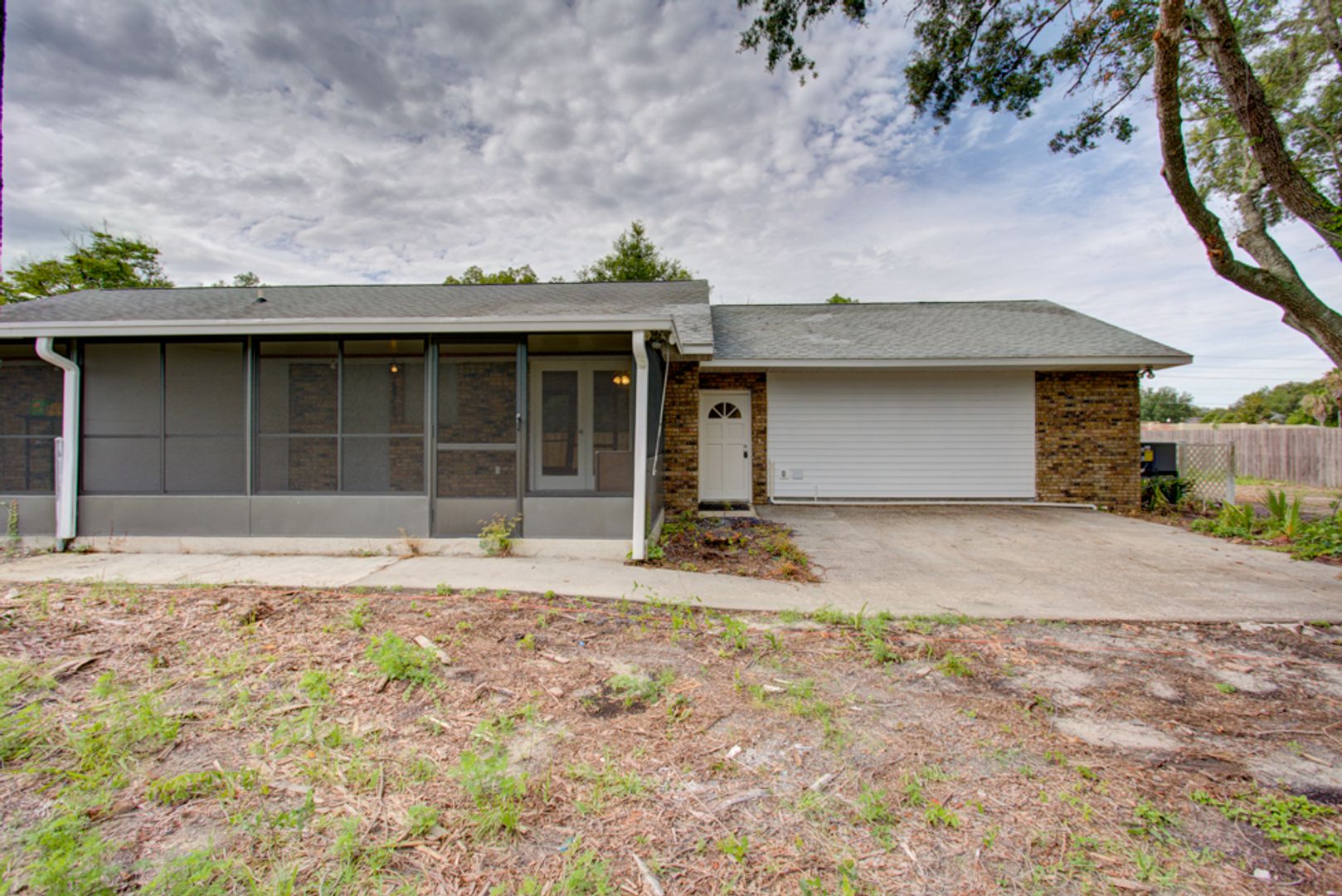 Eustis Apartment: 4023 E Orange Ave